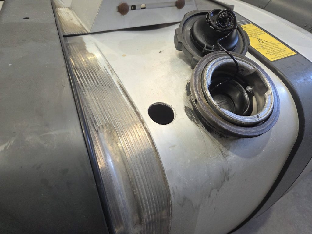 Imágenes de la reparación del cuello de llenado de un depósito de aluminio.