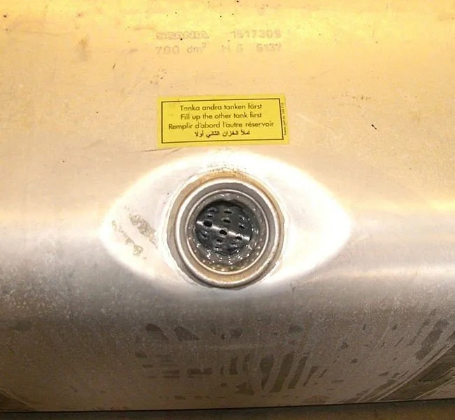 cuello de llenado, sujeto por medio de soldadura.