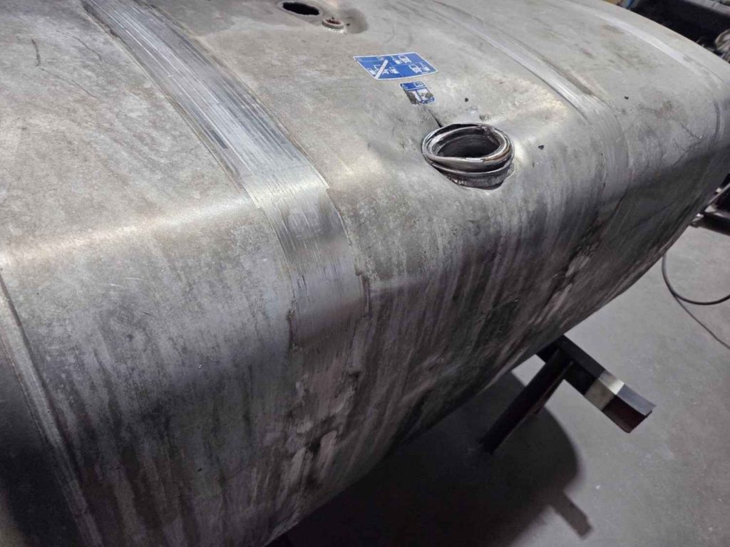 Tanque metálico en taller