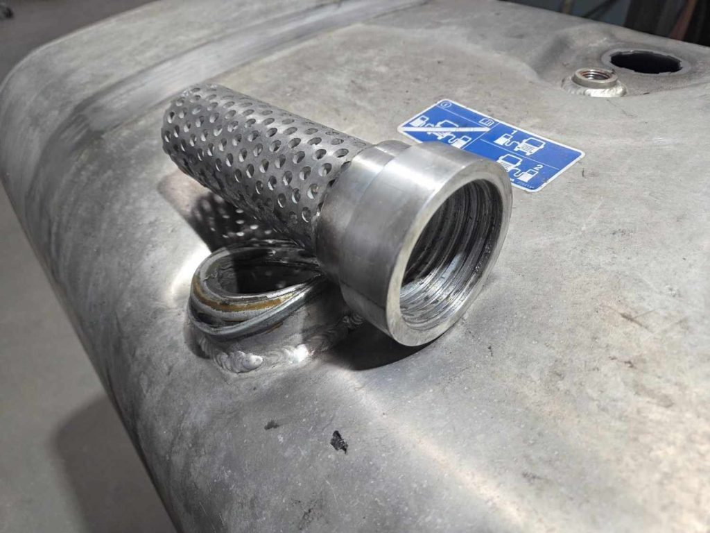 Conector metálico en tanque