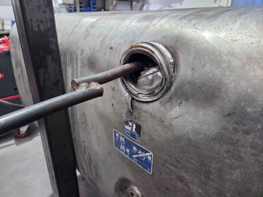Tanque metálico con tubo