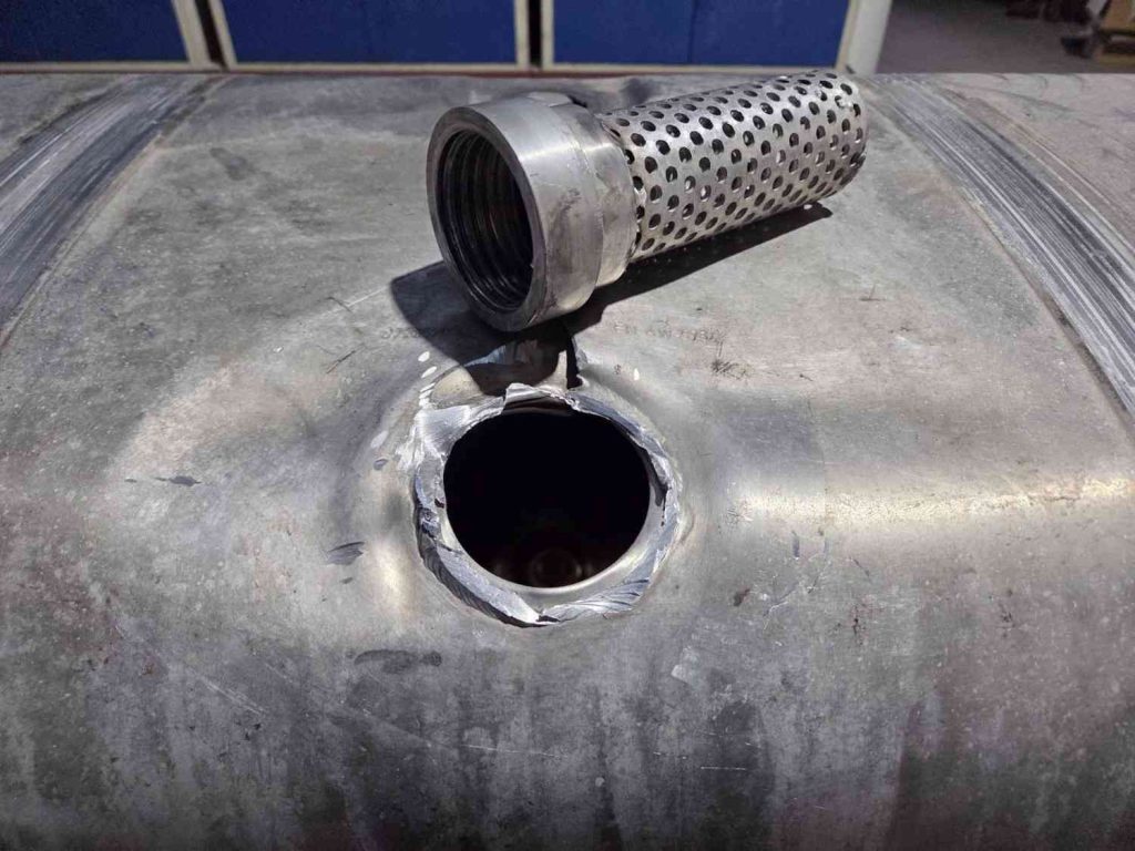Tanque de metal con perforación